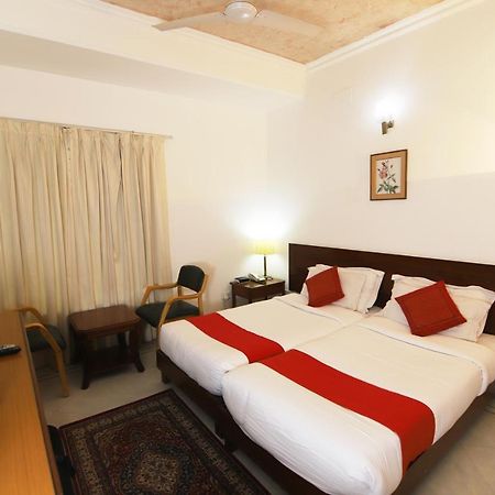 Hotel Palm Greens New Delhi Bagian luar foto