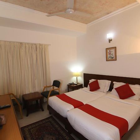 Hotel Palm Greens New Delhi Bagian luar foto