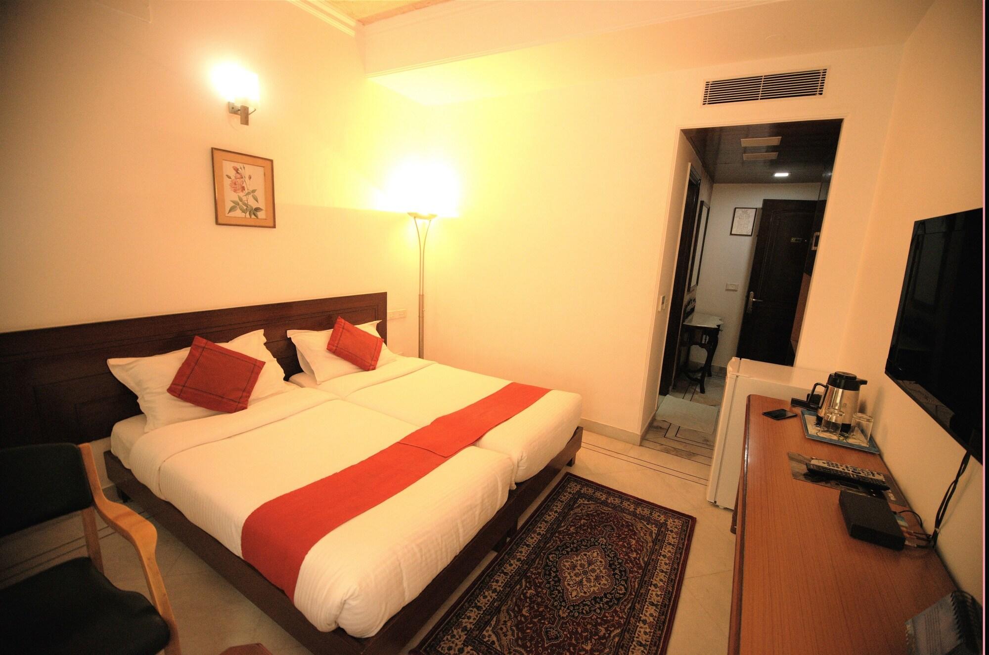 Hotel Palm Greens New Delhi Bagian luar foto
