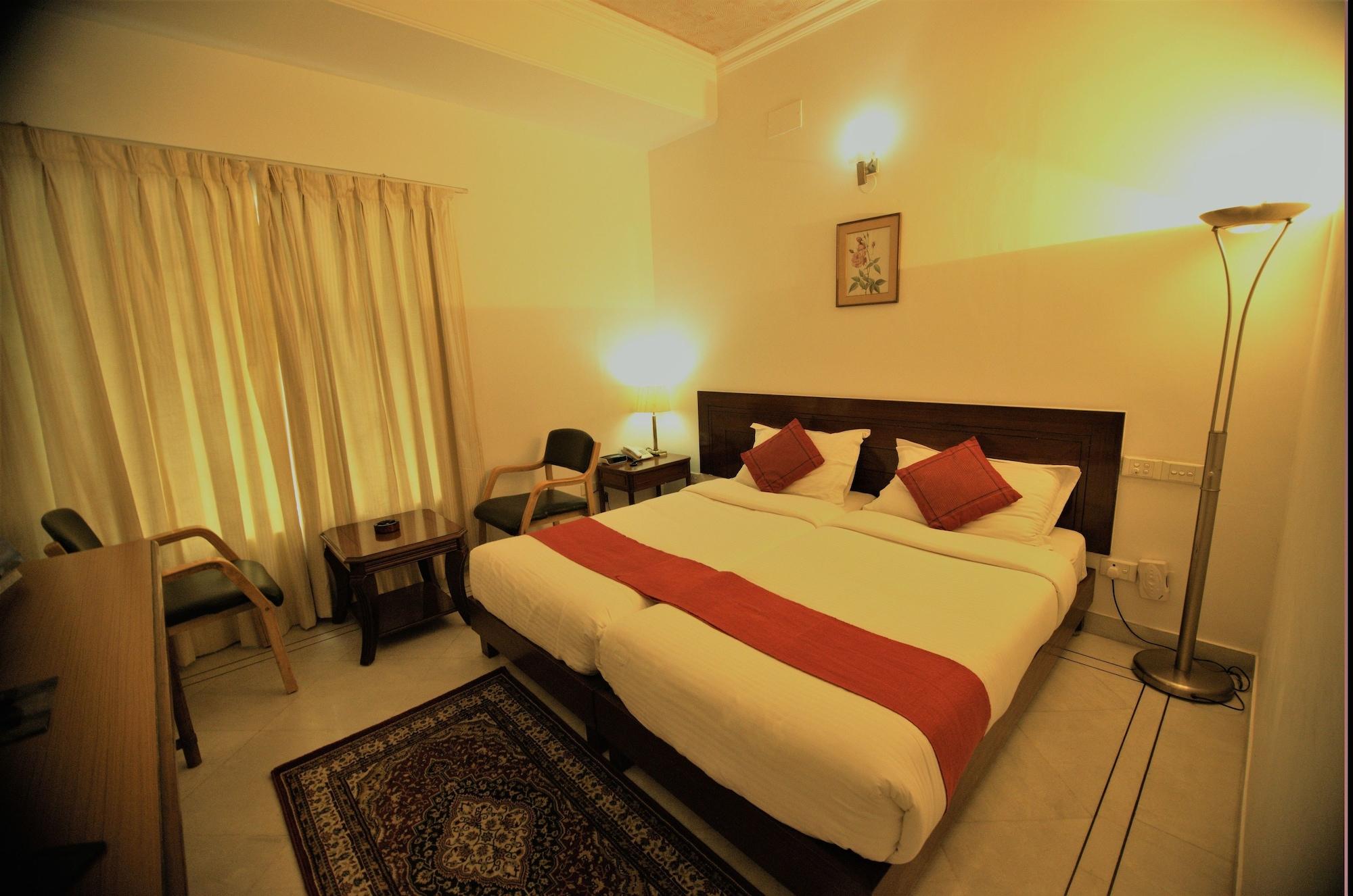 Hotel Palm Greens New Delhi Bagian luar foto