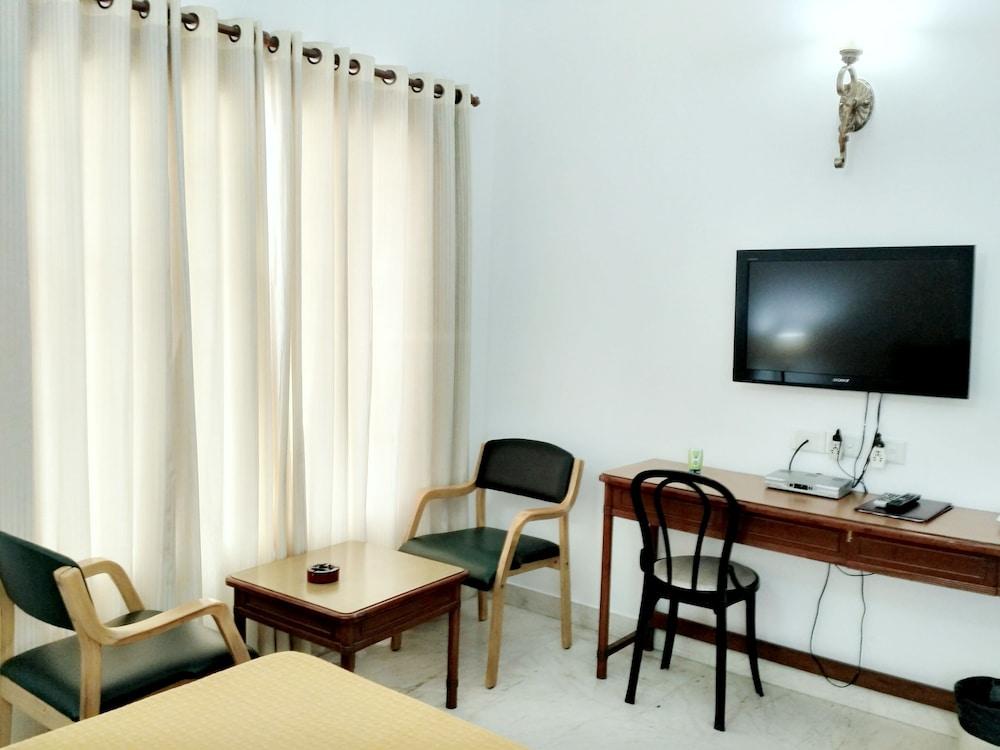 Hotel Palm Greens New Delhi Bagian luar foto