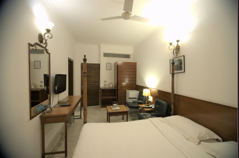 Hotel Palm Greens New Delhi Bagian luar foto