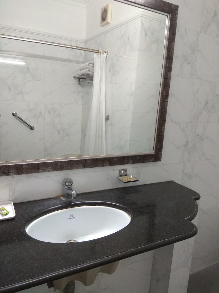 Hotel Palm Greens New Delhi Bagian luar foto