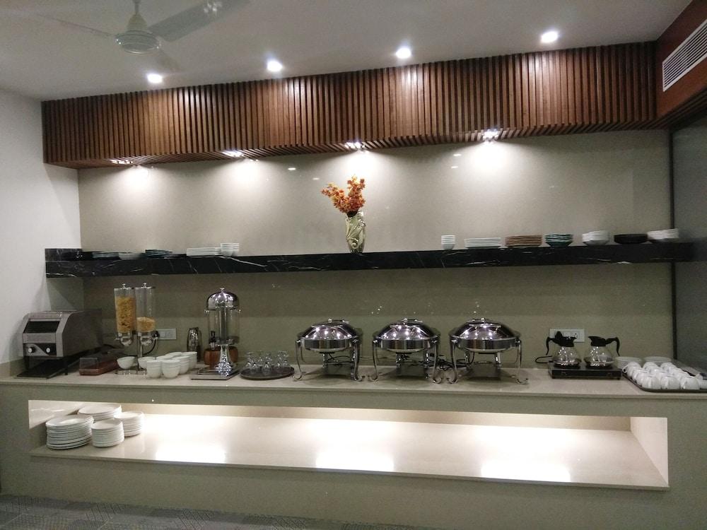 Hotel Palm Greens New Delhi Bagian luar foto
