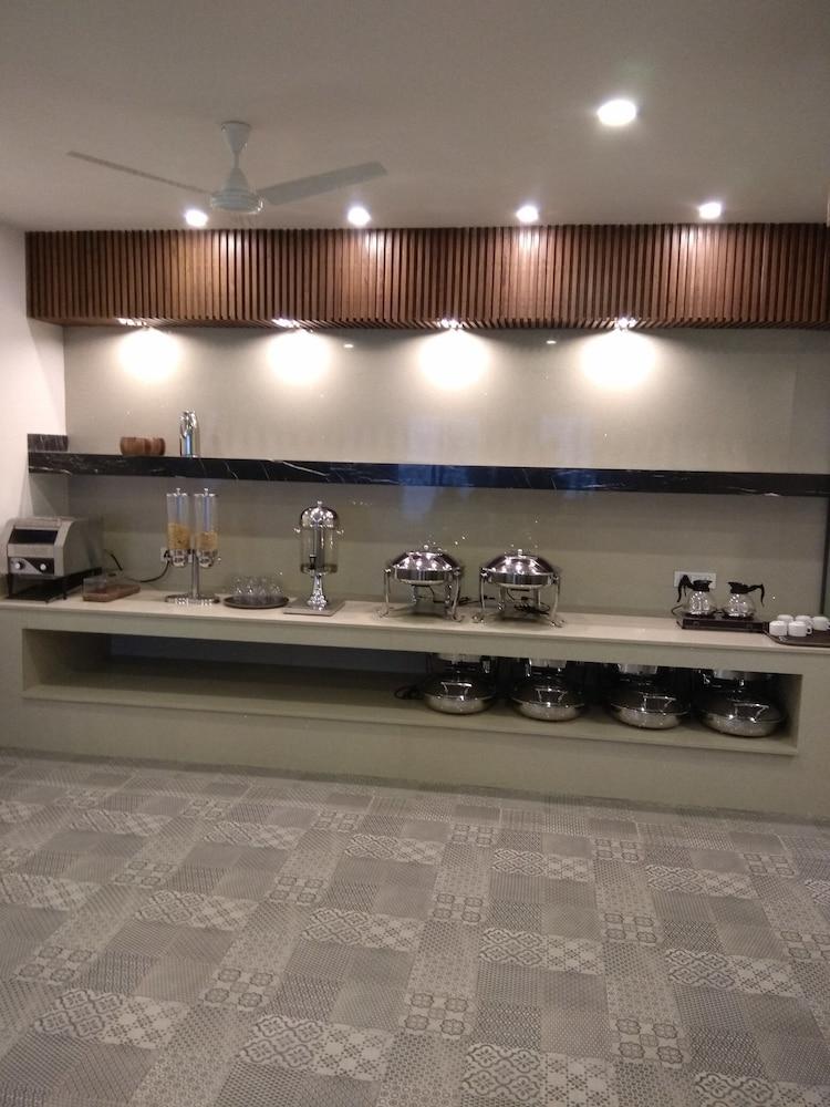 Hotel Palm Greens New Delhi Bagian luar foto