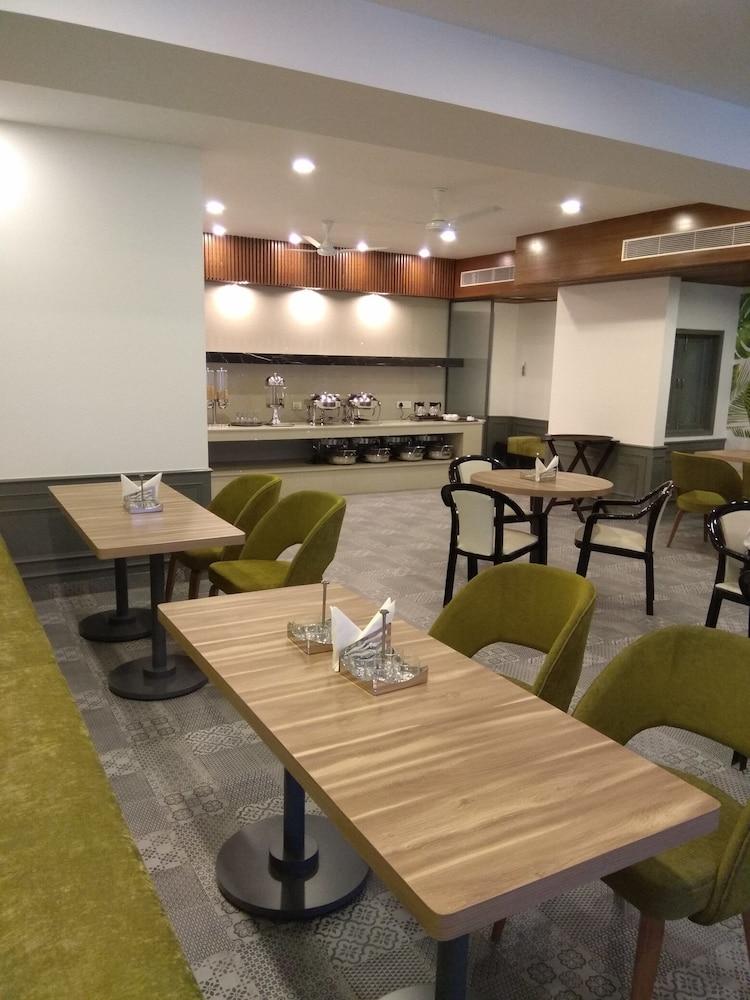 Hotel Palm Greens New Delhi Bagian luar foto