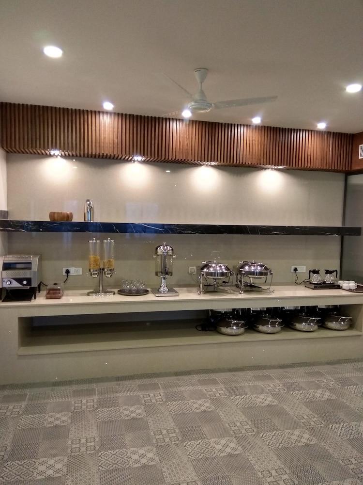 Hotel Palm Greens New Delhi Bagian luar foto