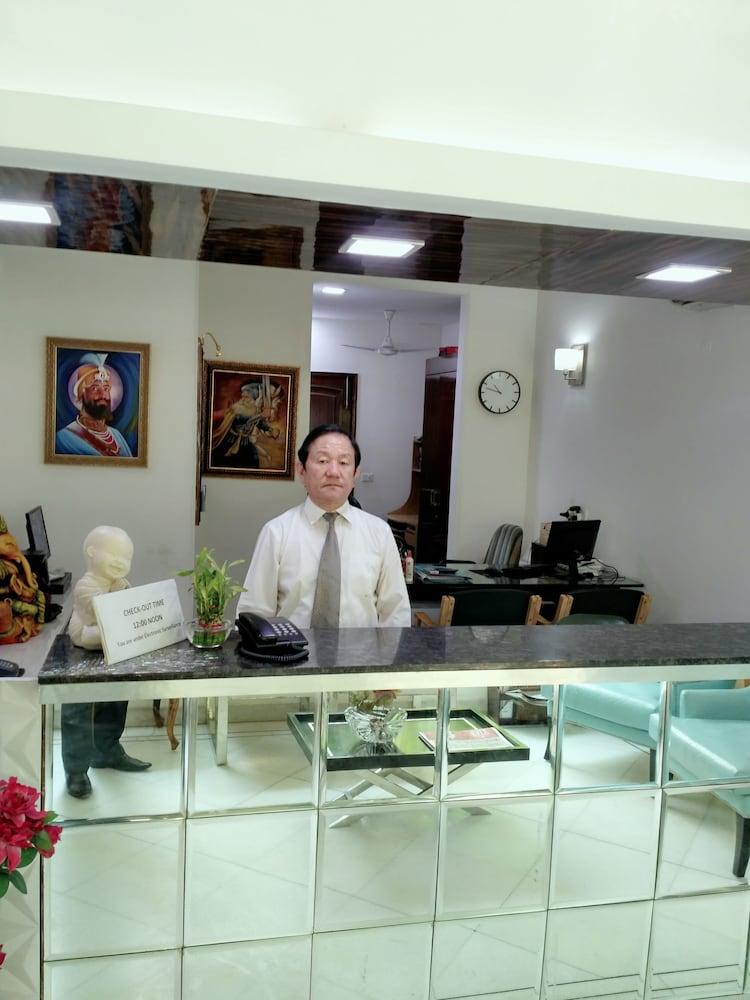 Hotel Palm Greens New Delhi Bagian luar foto