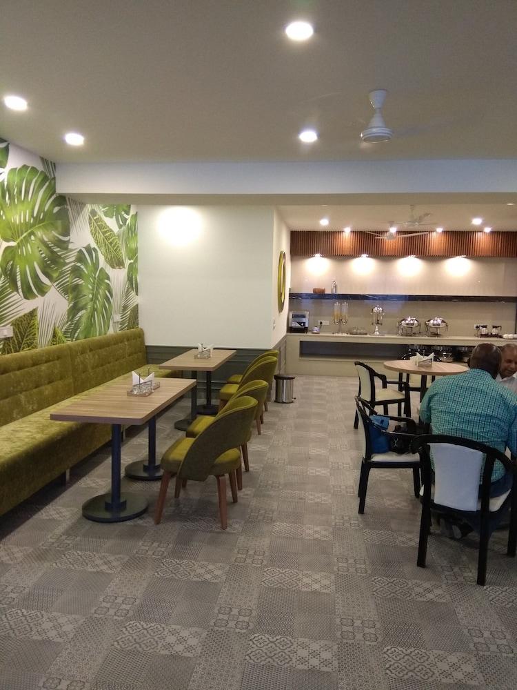 Hotel Palm Greens New Delhi Bagian luar foto