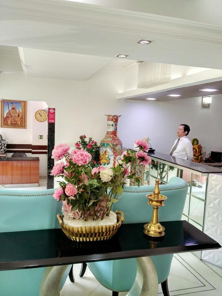 Hotel Palm Greens New Delhi Bagian luar foto