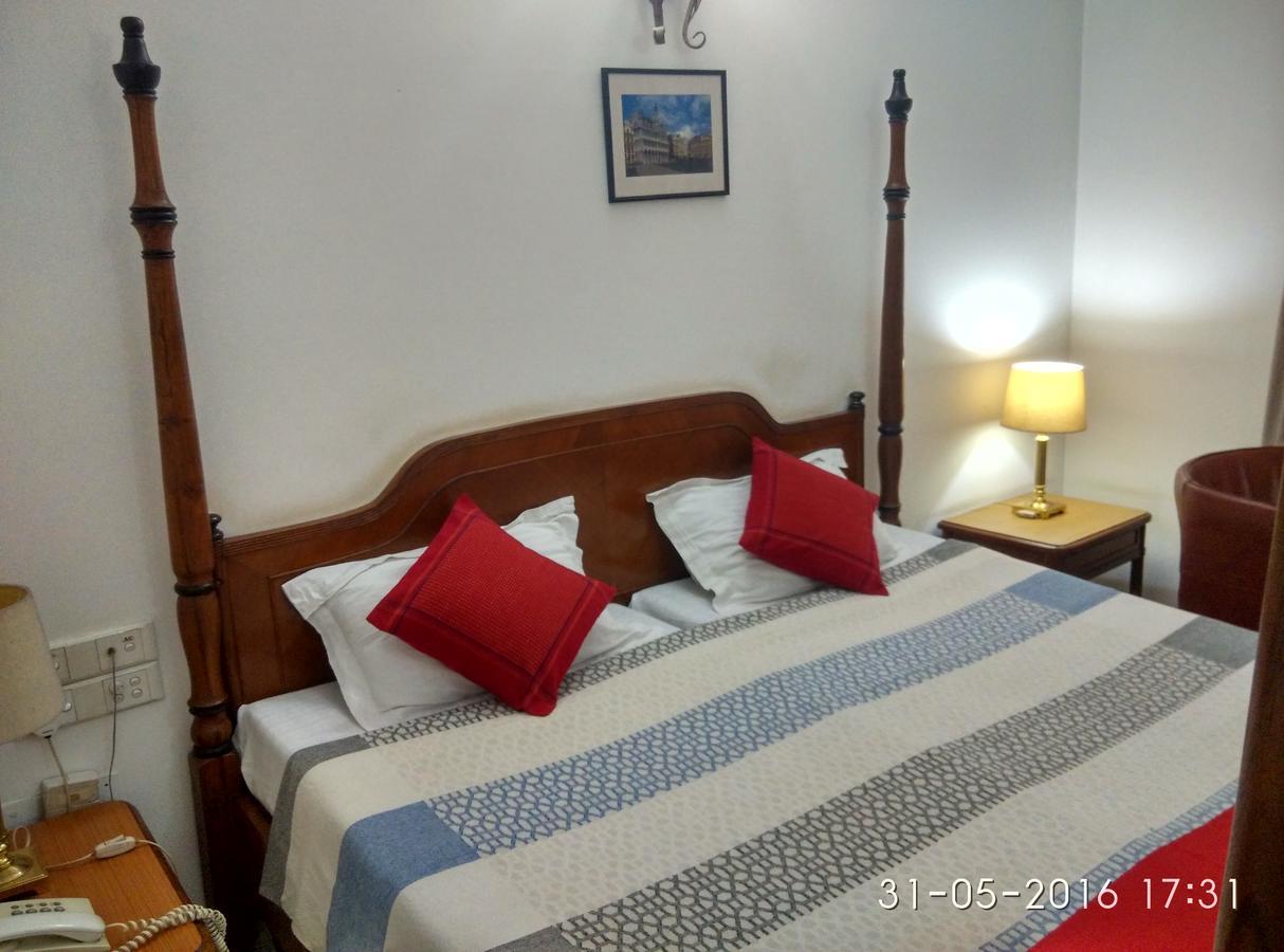 Hotel Palm Greens New Delhi Bagian luar foto
