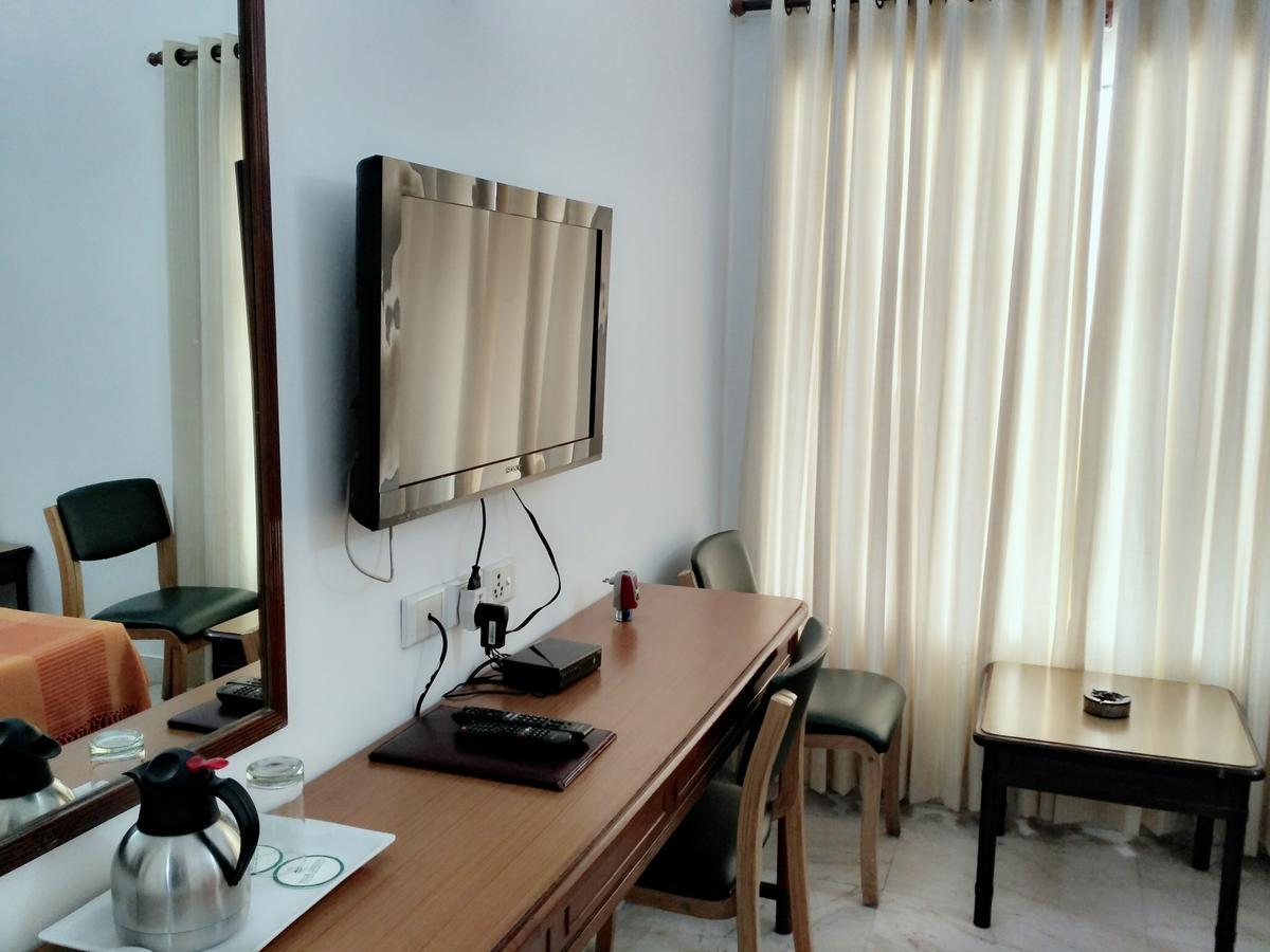 Hotel Palm Greens New Delhi Bagian luar foto