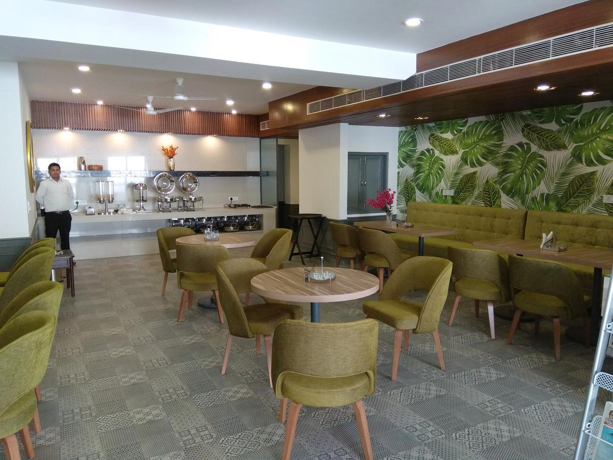 Hotel Palm Greens New Delhi Bagian luar foto