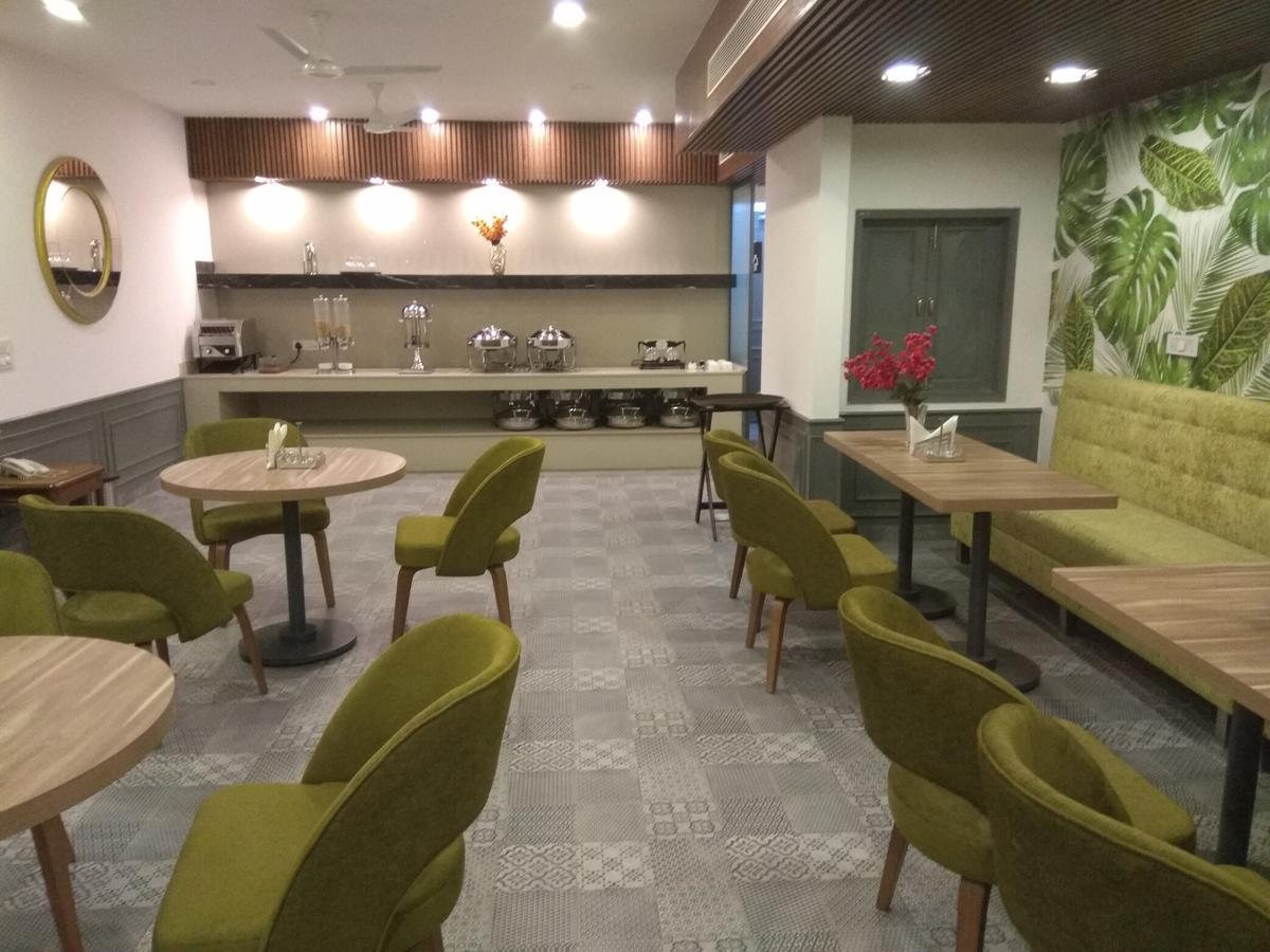 Hotel Palm Greens New Delhi Bagian luar foto