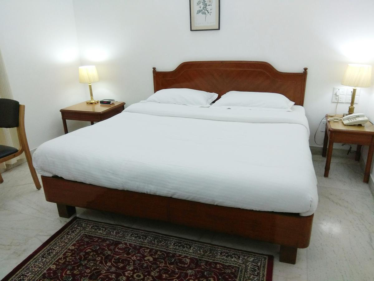 Hotel Palm Greens New Delhi Bagian luar foto