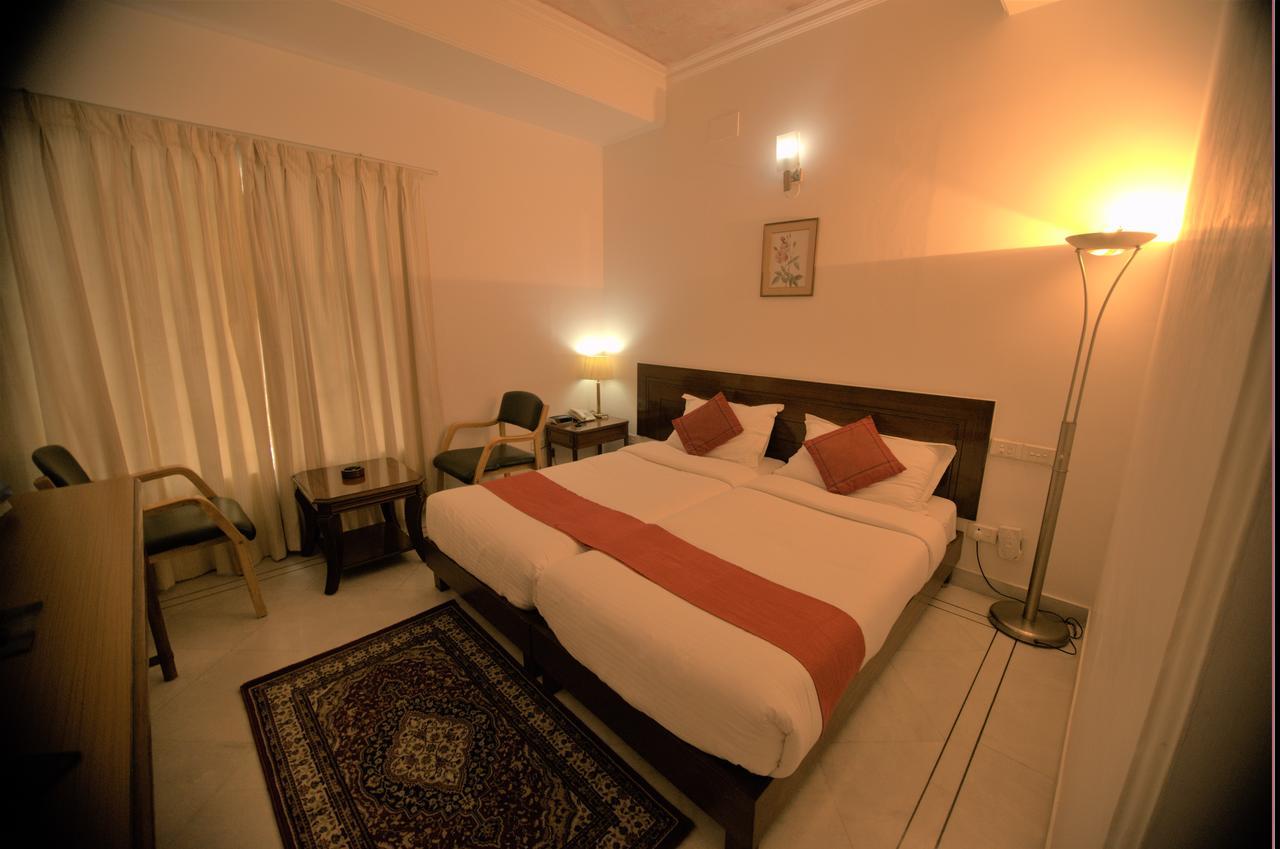 Hotel Palm Greens New Delhi Bagian luar foto