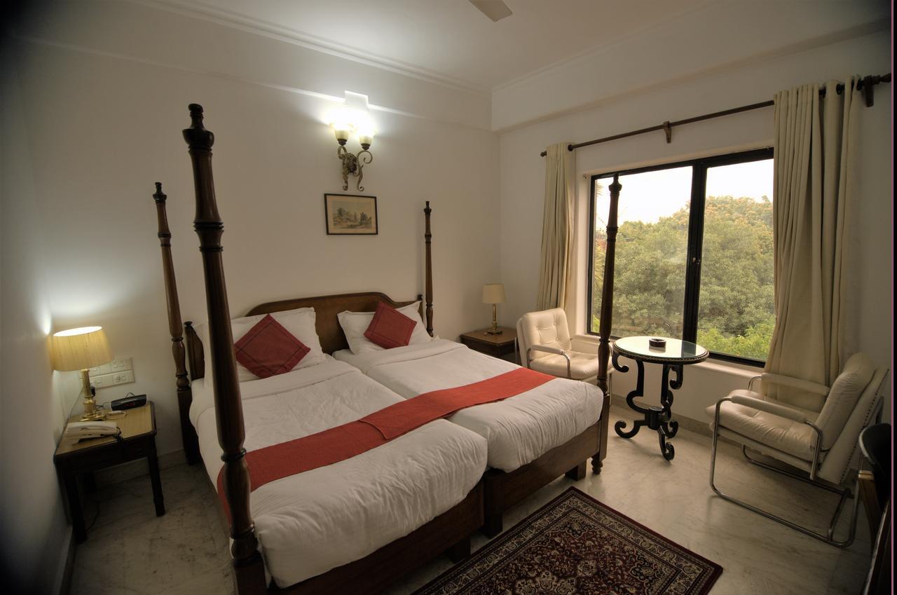 Hotel Palm Greens New Delhi Bagian luar foto