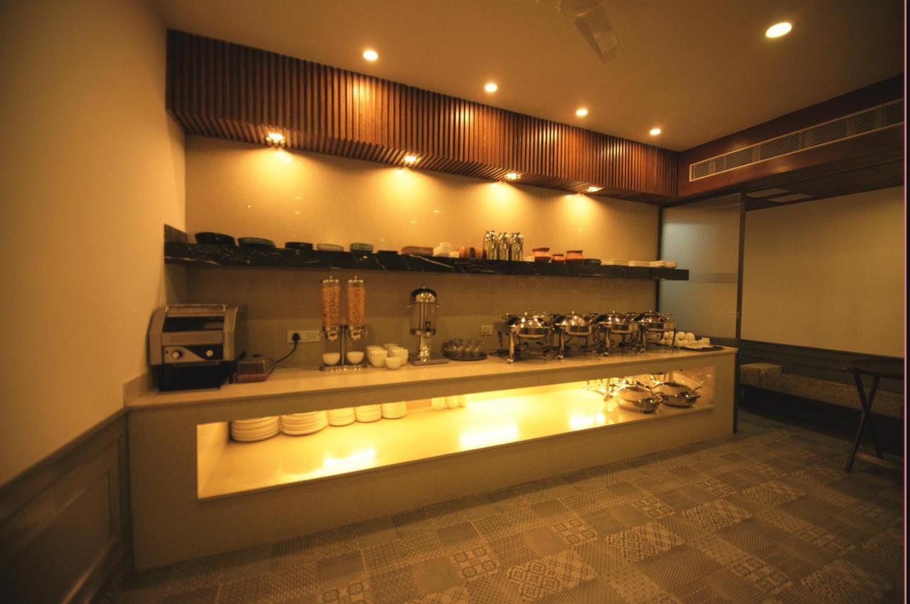 Hotel Palm Greens New Delhi Bagian luar foto