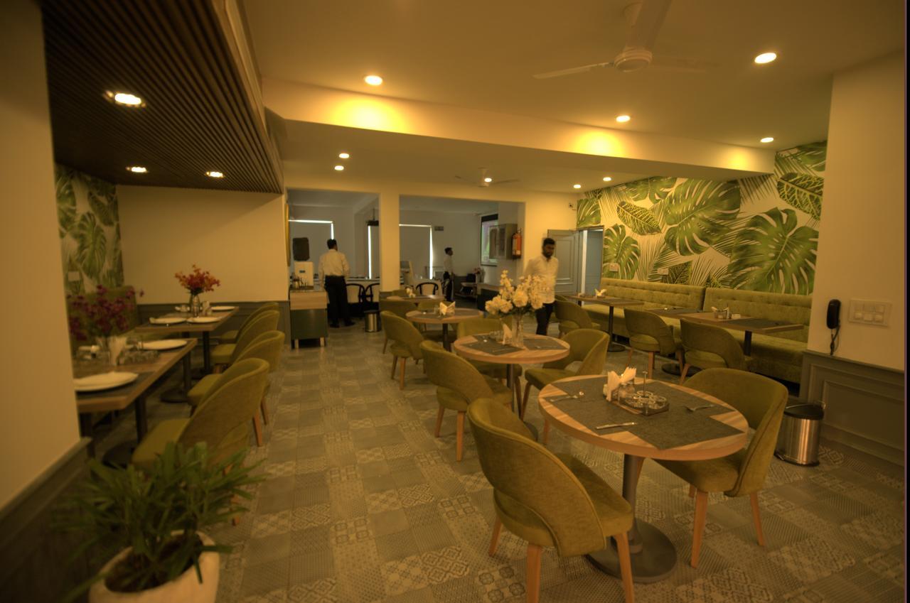 Hotel Palm Greens New Delhi Bagian luar foto