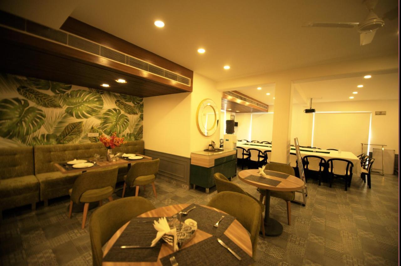 Hotel Palm Greens New Delhi Bagian luar foto