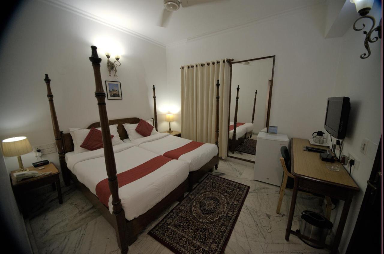 Hotel Palm Greens New Delhi Bagian luar foto