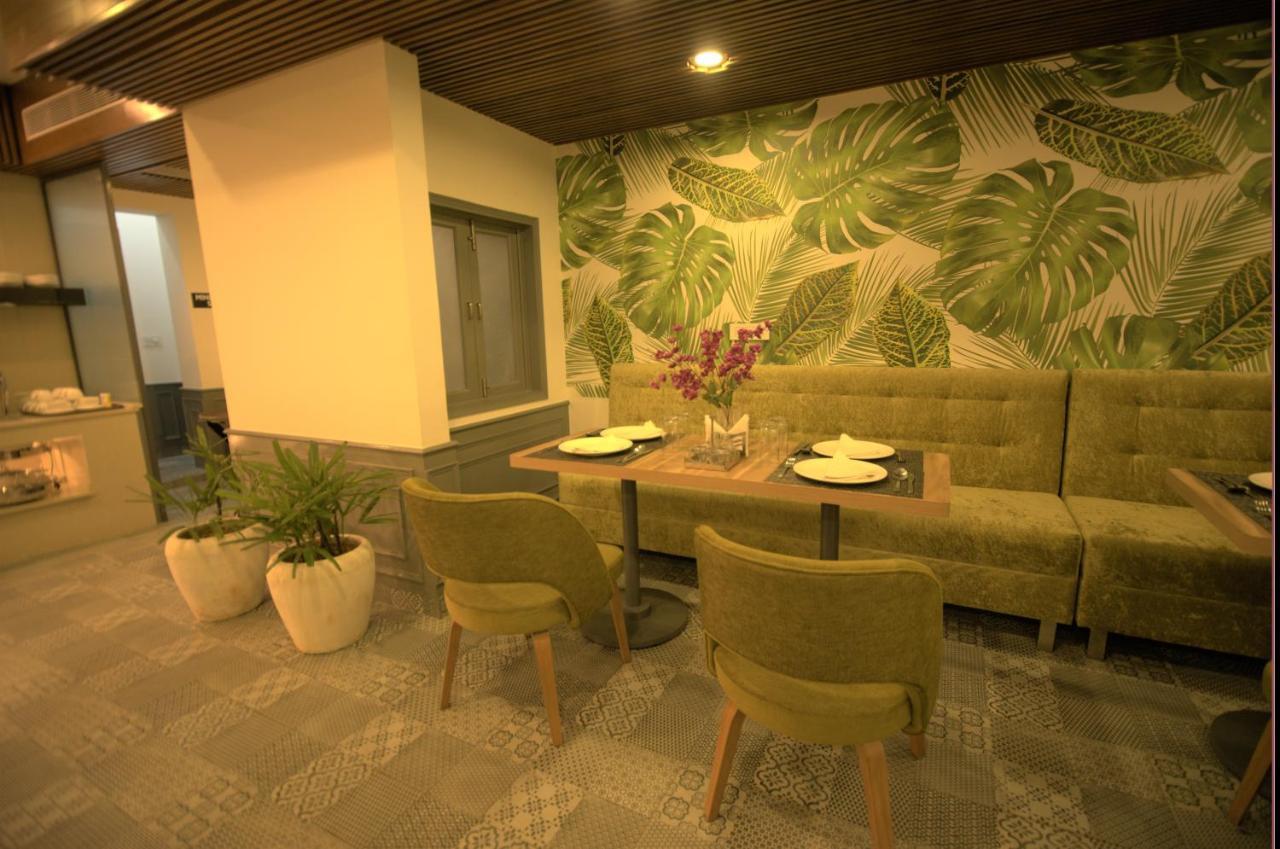 Hotel Palm Greens New Delhi Bagian luar foto