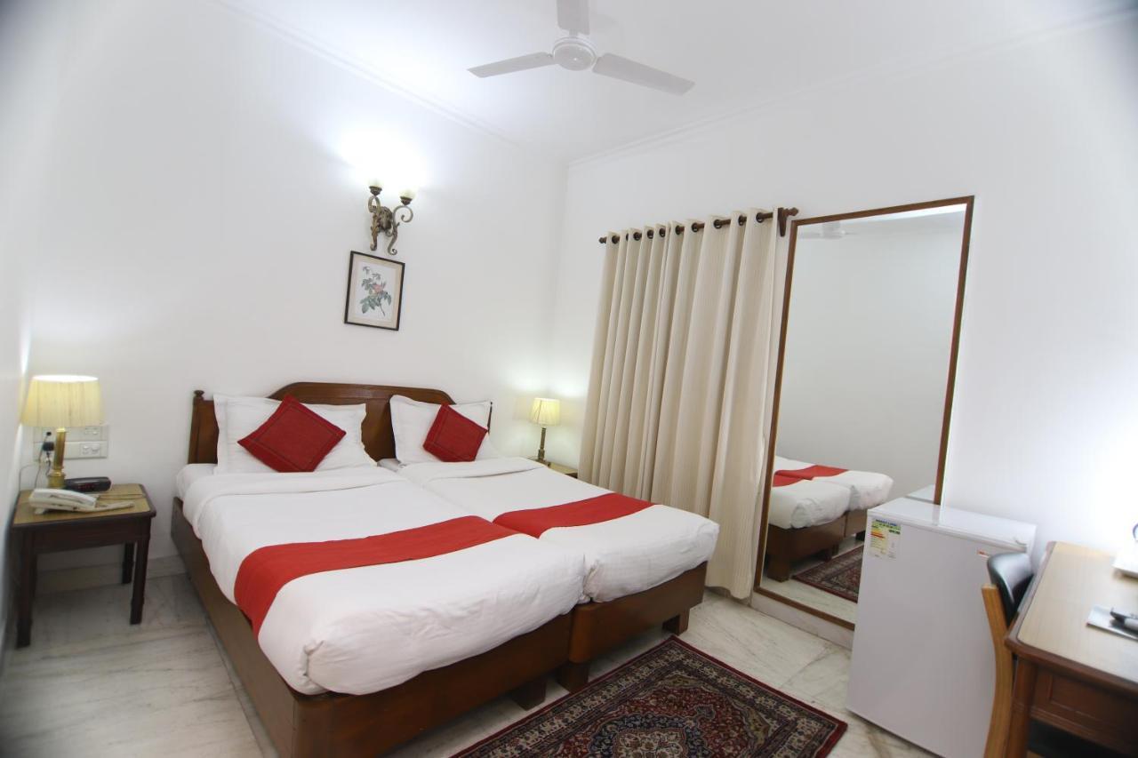Hotel Palm Greens New Delhi Bagian luar foto
