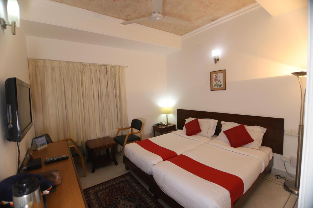 Hotel Palm Greens New Delhi Bagian luar foto