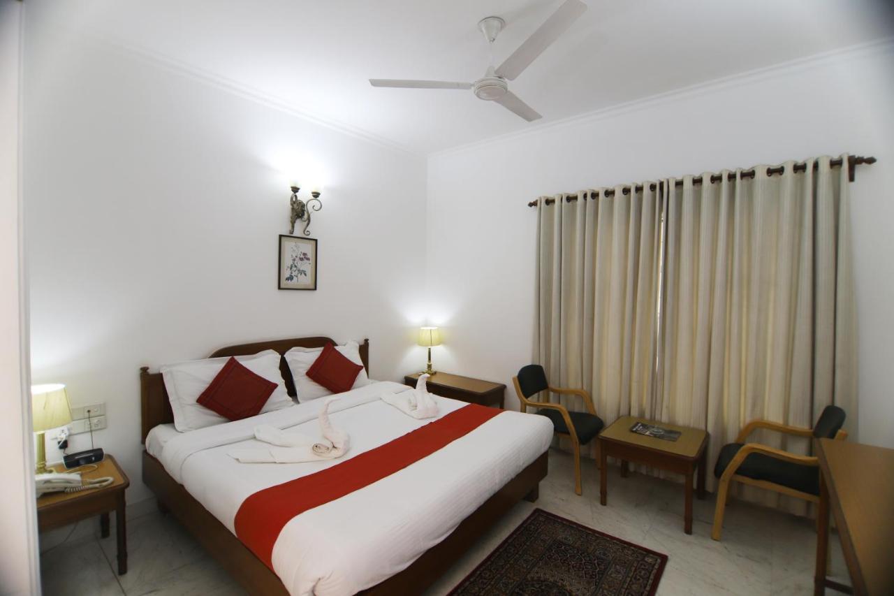 Hotel Palm Greens New Delhi Bagian luar foto