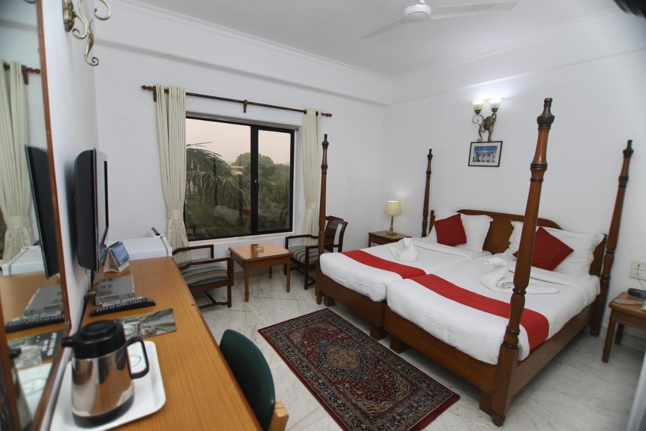 Hotel Palm Greens New Delhi Bagian luar foto