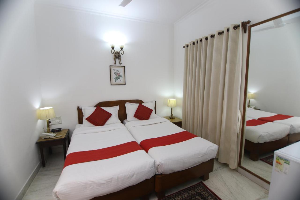 Hotel Palm Greens New Delhi Bagian luar foto