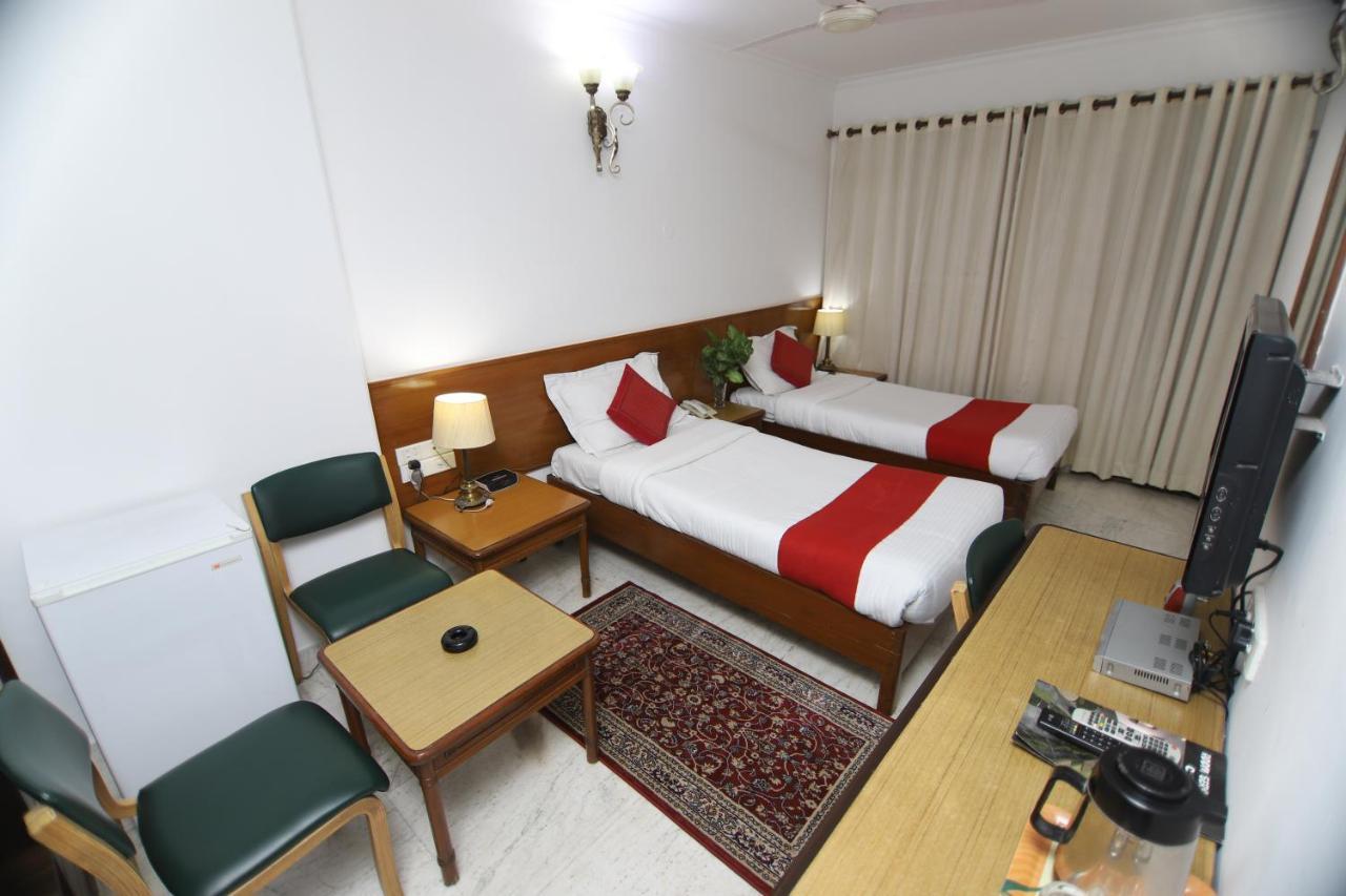 Hotel Palm Greens New Delhi Bagian luar foto