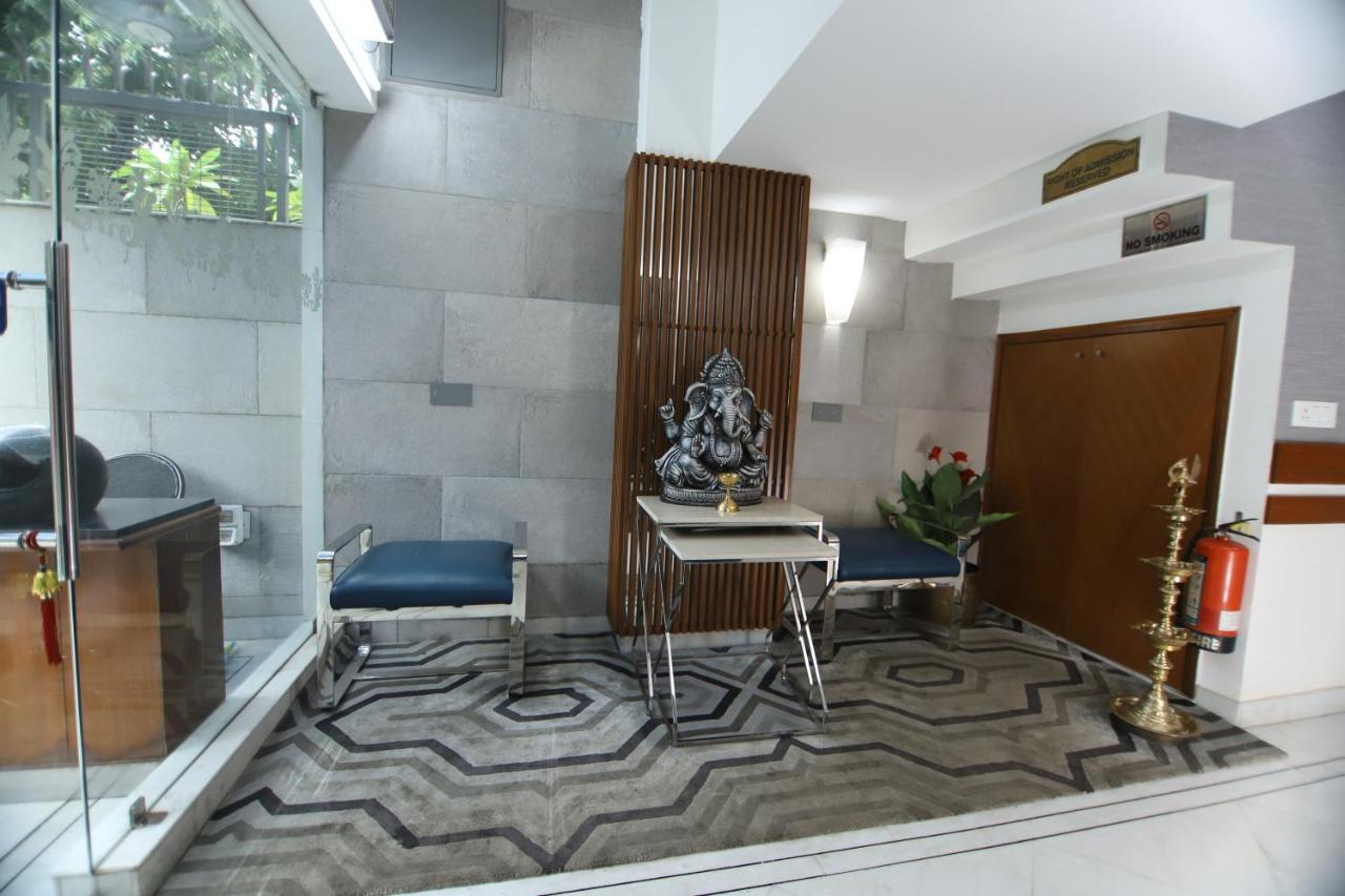 Hotel Palm Greens New Delhi Bagian luar foto