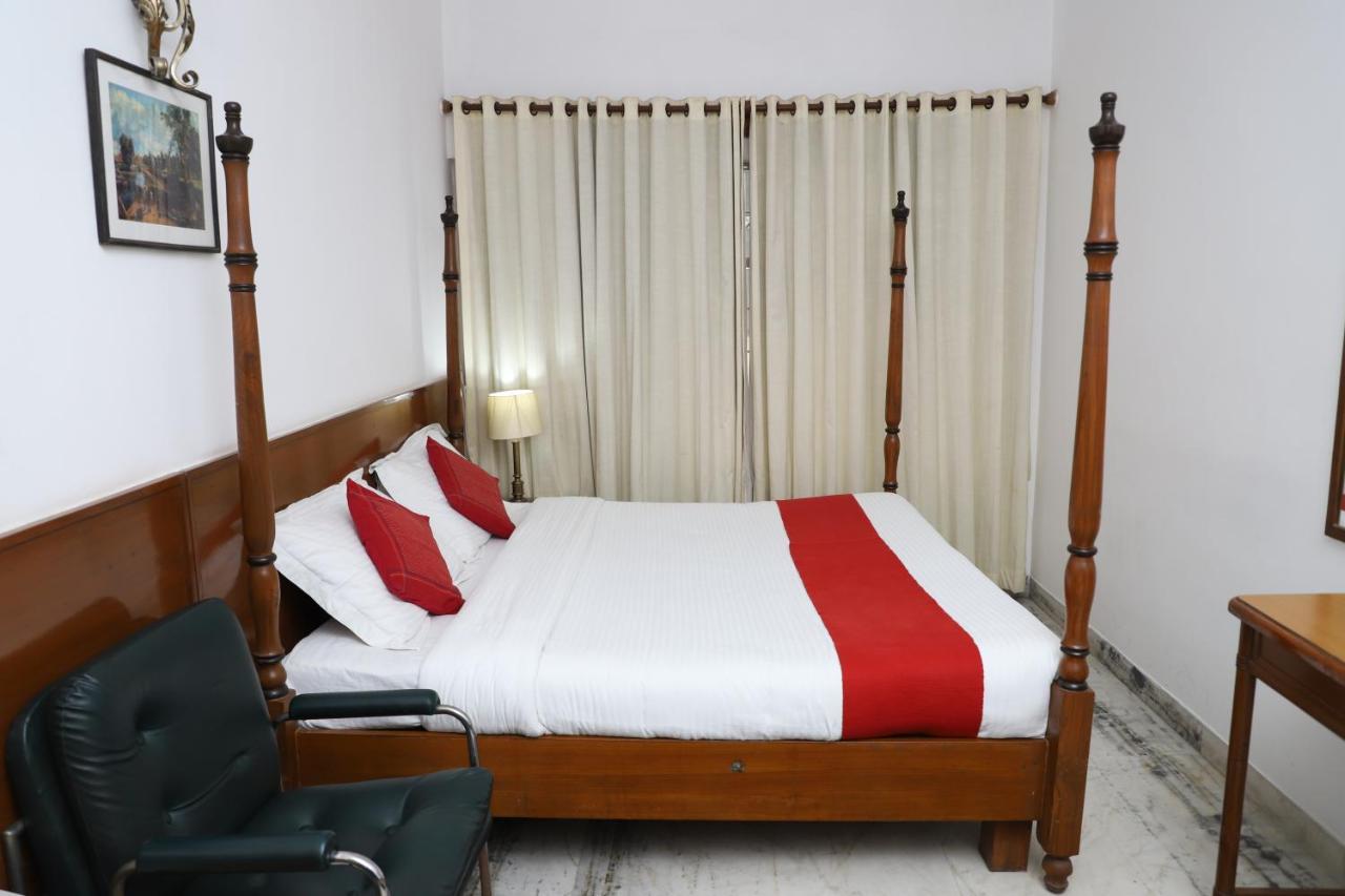 Hotel Palm Greens New Delhi Bagian luar foto