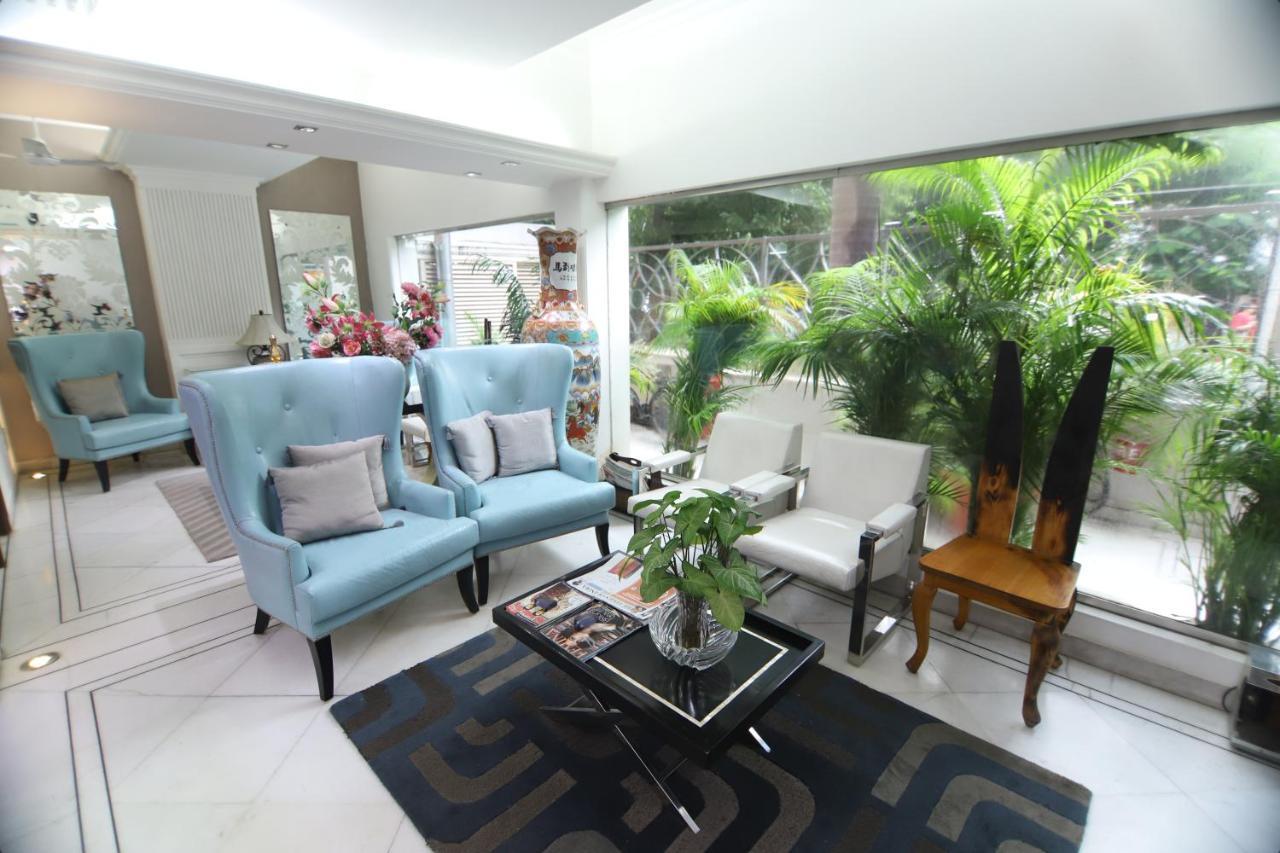 Hotel Palm Greens New Delhi Bagian luar foto