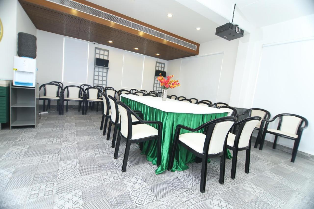 Hotel Palm Greens New Delhi Bagian luar foto