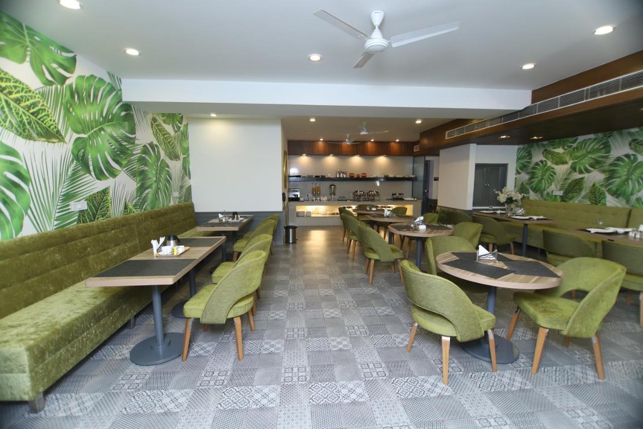 Hotel Palm Greens New Delhi Bagian luar foto