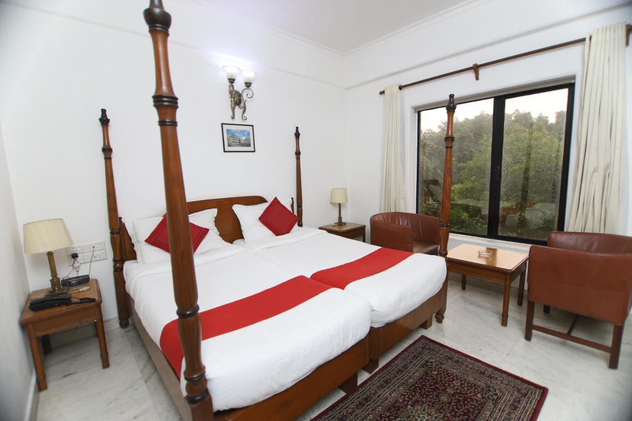 Hotel Palm Greens New Delhi Bagian luar foto