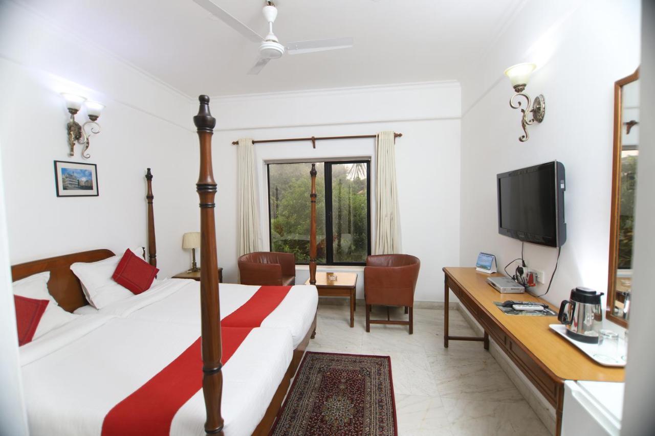 Hotel Palm Greens New Delhi Bagian luar foto